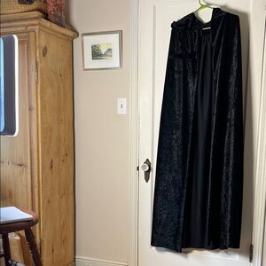 Rubie’s Black Crushed Velvet Cape